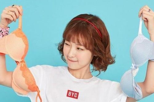 Arin (Oh My Girl) gây sốc vì quảng cáo áo ngực theo cách chẳng giống ai