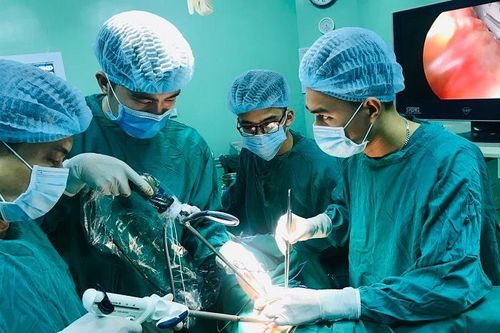 Bác sĩ dùng máy khâu tự động phẫu thuật lồng ngực cứu bệnh nhân nguy kịch