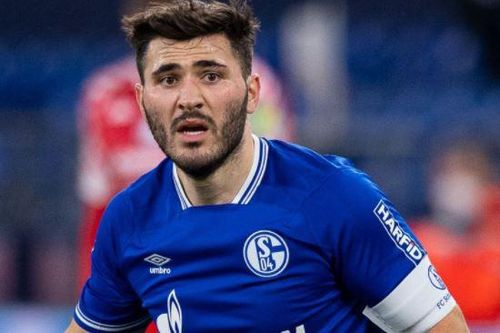 Cầu thủ Schalke bị CĐV đuổi đánh sau khi xuống hạng
