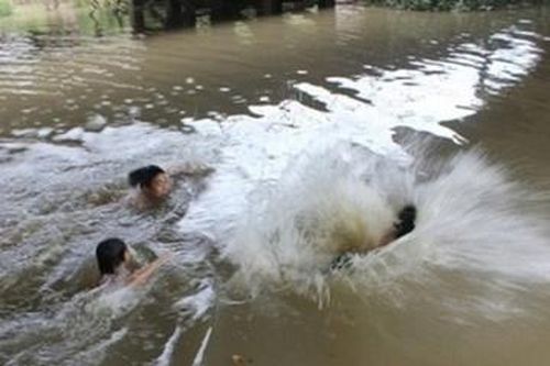 Rủ nhau tập bơi, học sinh lớp 7 chết đuối