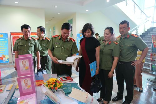 Bộ Công an khai mạc triển lãm hưởng ứng Ngày sách Việt Nam lần thứ 8