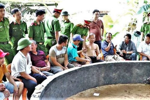 100 cảnh sát bao vây sới gà