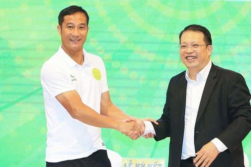 Quốc Vượng nhờ Văn Quyến góp ý cho đội hạng Nhì