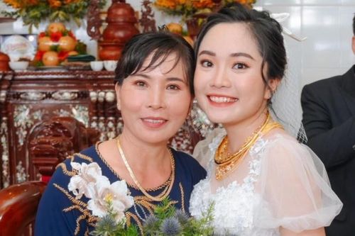 Cuốn sổ ghi chép nuôi con 4 năm đại học của mẹ