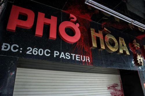 Vụ quán phở Hòa bị tạt chất bẩn: Đề nghị truy tố 7 bị can