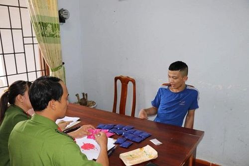Quảng Bình: Bắt giữ 2 đối tượng tàng trữ gần 4.500 viên ma túy