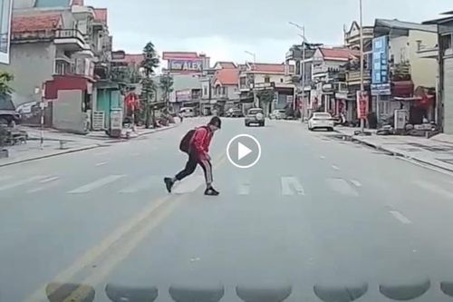 Khoảnh khắc đẹp của nữ sinh khi được nhường đường khiến tài xế ''ấm lòng''