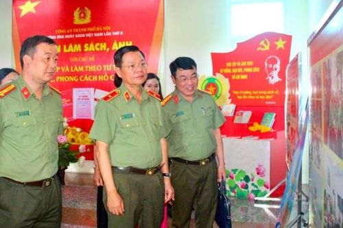 Triển lãm sách, ảnh về học và làm theo tư tưởng, đạo đức, phong cách Hồ Chí Minh