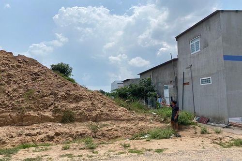 Dân vùng sạt lở khổ với 'núi đất'