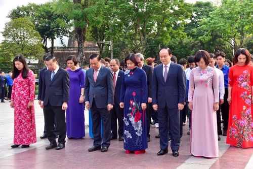 Lãnh đạo TP Hà Nội dâng hoa tưởng nhớ V.I.Lê-nin