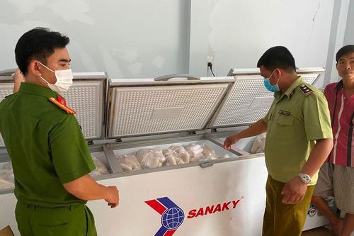 Tạm giữ hơn ba tấn chả không chứng nhận an toàn thực phẩm