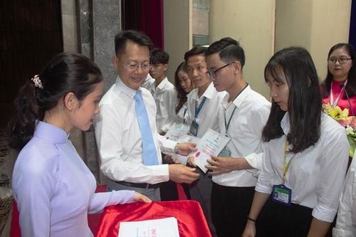 Phân bón Cà Mau trao 60 suất học bổng tặng sinh viên Đại học Cần Thơ