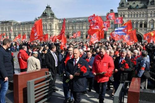 Đặt hoa kỷ niệm 151 năm ngày sinh V. I. Lenin