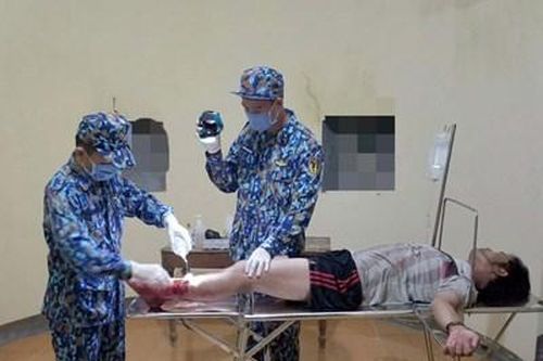 Quân y đảo Đá Lớn cấp cứu ngư dân gặp nạn