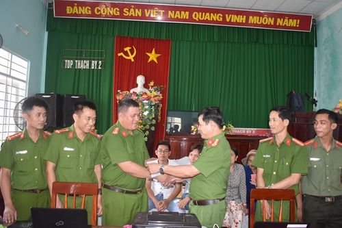 Thăm, động viên cán bộ chiến sĩ làm CCCD trong ngày nghỉ lễ