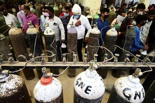 22 bệnh nhân Covid-19 Ấn Độ chết vì thiếu oxy, Lào phong tỏa thủ đô chống dịch