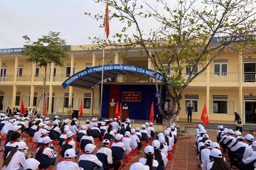 Ninh Bình: Nữ sinh đánh nhau vì phụ huynh 'hỏi thăm'