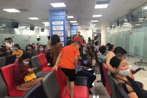 Hà Tĩnh: Người dân đổ xô đi tiêm vắc-xin viêm màng não cho trẻ