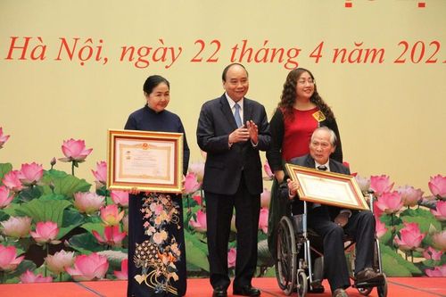 Chủ tịch nước Nguyễn Xuân Phúc trao tặng danh hiệu cao quý cho các nhà khoa học VUSTA