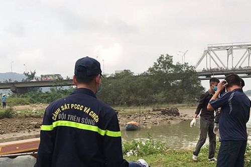 Tìm thấy thi thể nam thanh niên bỏ lại xe máy, điện thoại nhảy cầu tự tử