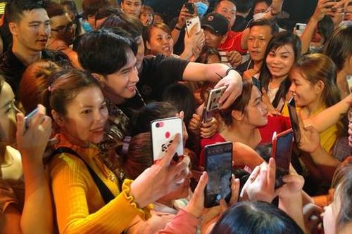 Fans quây kín Đan Trường sau đêm diễn chào mừng giỗ Tổ ở TP. Thủ Đức