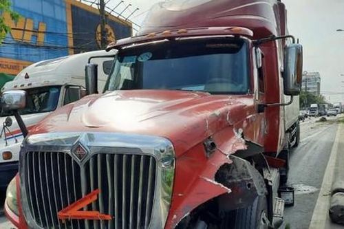 Xe đầu kéo đâm gục trụ biển báo, cột đèn ở thành phố Đông Hà