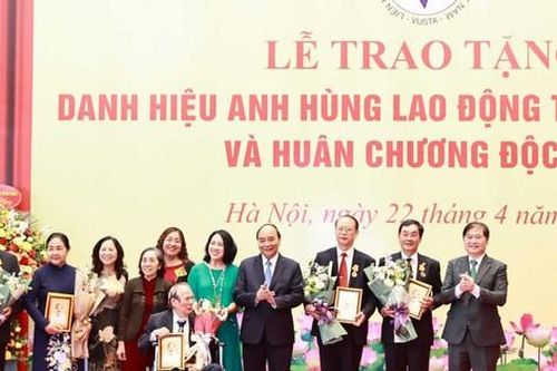 Chủ tịch nước trao danh hiệu Anh hùng Lao động cho các nhà khoa học