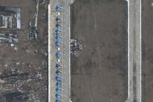 Ảnh vệ tinh cho thấy hàng dài cường kích Su-34 của Nga tập trung gần biên giới Ukraine