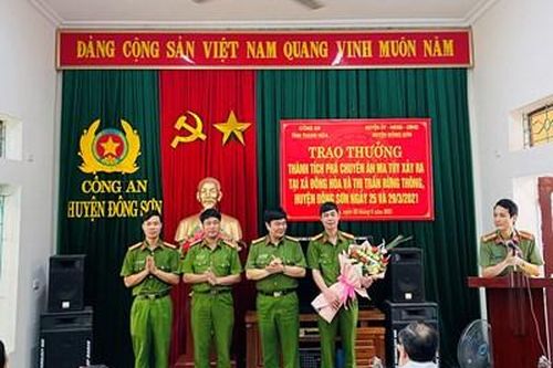 Trao thưởng cho Công an huyện Đông Sơn vì thành tích xuất sắc trong truy bắt tội phạm nguy hiểm
