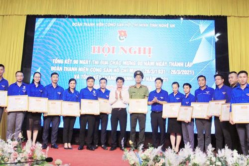 Trao thưởng tập thể, cá nhân xuất sắc thi đua chào mừng kỷ niệm 90 năm ngày thành lập Đoàn