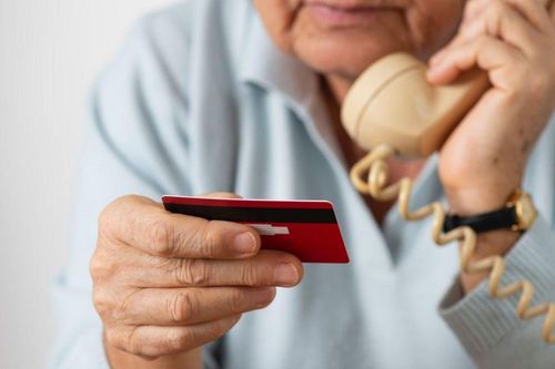 Cụ bà 90 tuổi mất 32 triệu USD vì chiêu lừa đảo qua điện thoại