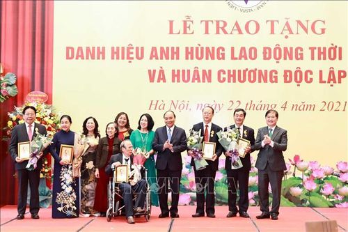 Chủ tịch nước trao tặng danh hiệu cao quý cho các nhà khoa học