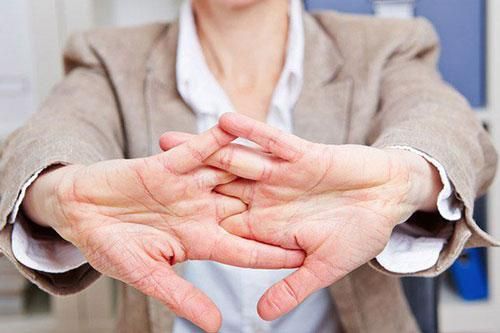 Từ bỏ ngay những thói quen xấu đang âm thầm gây hại tới xương khớp của bạn