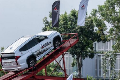 Khách mua xe tại ngày hội trải nghiệm xe Mitsubishi được tặng vàng SJC