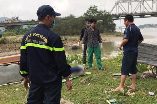 Nghệ An: Phát hiện thi thể nam thanh niên nhảy cầu sau 2 ngày tìm kiếm