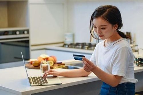 Nữ giới 'đổ bộ' ngành điện tử, điện máy