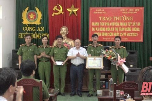 Trao thưởng cho Công an huyện Đông Sơn vì thành tích phá chuyên án ma túy