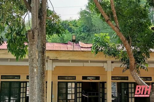 Nhiều học sinh bán trú ở tạm trong khu bếp ăn và phòng chờ giáo viên
