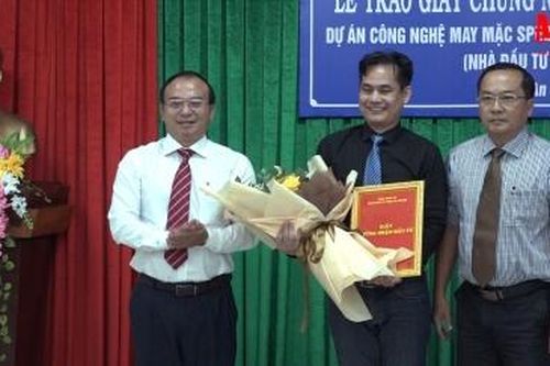 Trao giấy chứng nhận đăng ký đầu tư 'Dự án Công nghệ may mặc Spectre An Giang'