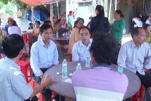 Lãnh đạo UBND huyện Vạn Ninh thăm gia đình nạn nhân bị sét đánh tử vong