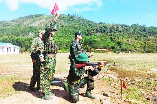 Kiểm tra bắn đạn thật cho chiến sĩ mới