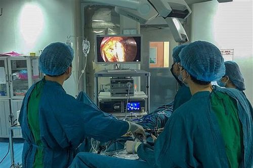 Lần đầu tiên phẫu thuật thành công cắt bàng quang cho bệnh nhân ung thư bằng phương pháp nội soi