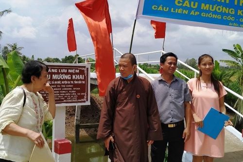 Tặng quà và hệ thống lọc nước, bàn giao cầu nông thông