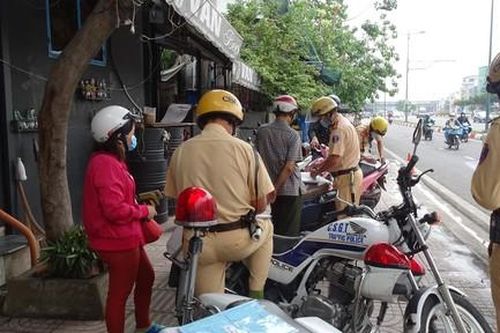 Nhiều người bị CSGT TPHCM phạt vì rẽ qua đường ray, chấp biển báo cấm