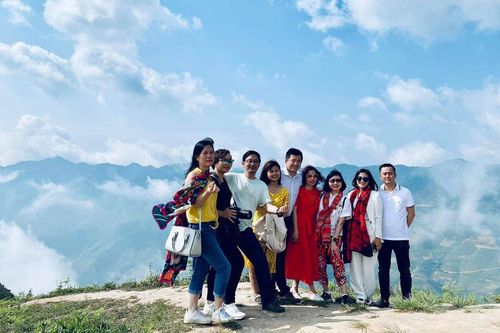 Ngắm 'sống lưng khủng long' trên mây ở Tà Xùa