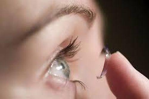 Ai có thể sử dụng kính áp tròng ban đêm?