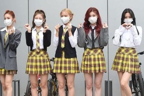 Không thể ngờ stylist của ITZY cho nhóm mặc trang phục như thế này lên truyền hình