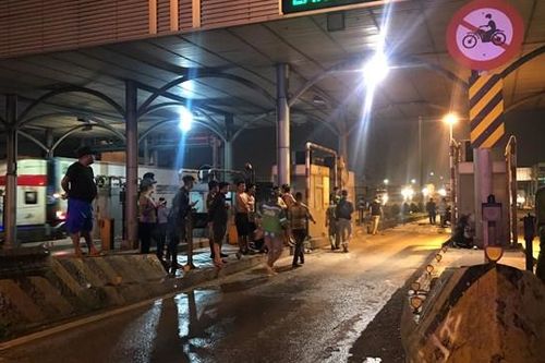Tông vào trạm thu phí cầu Đồng Nai, một thanh niên chết thảm
