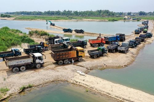 Hàng trăm xe tải xếp hàng chờ mua cát trên sông Trà Khúc