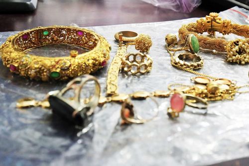 Nữ giúp việc trộm vàng của chủ tiệm trang sức